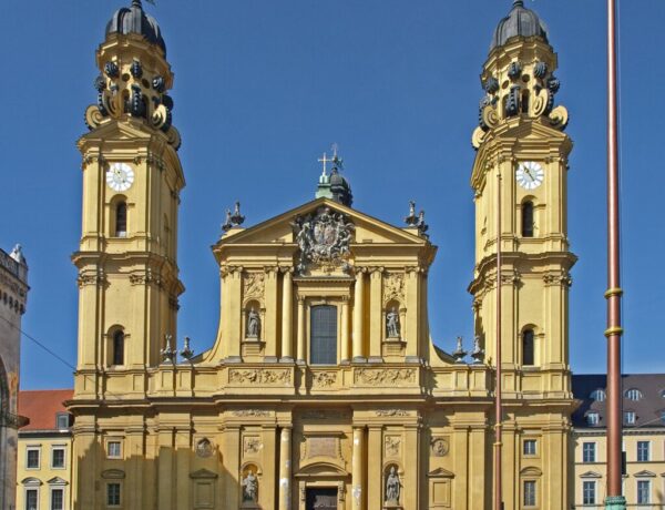 Theatinerkirche: A Mais Bela Fachada da Alemanha - Uwe Barghaan / Wikimedia Commons