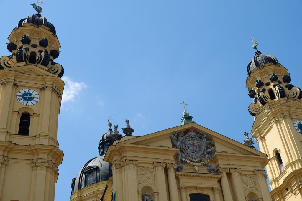 6 Igrejas em Munique para incluir em sua visita: Theatinerkirche - Foto de TaraxacumArts / Pixabay
