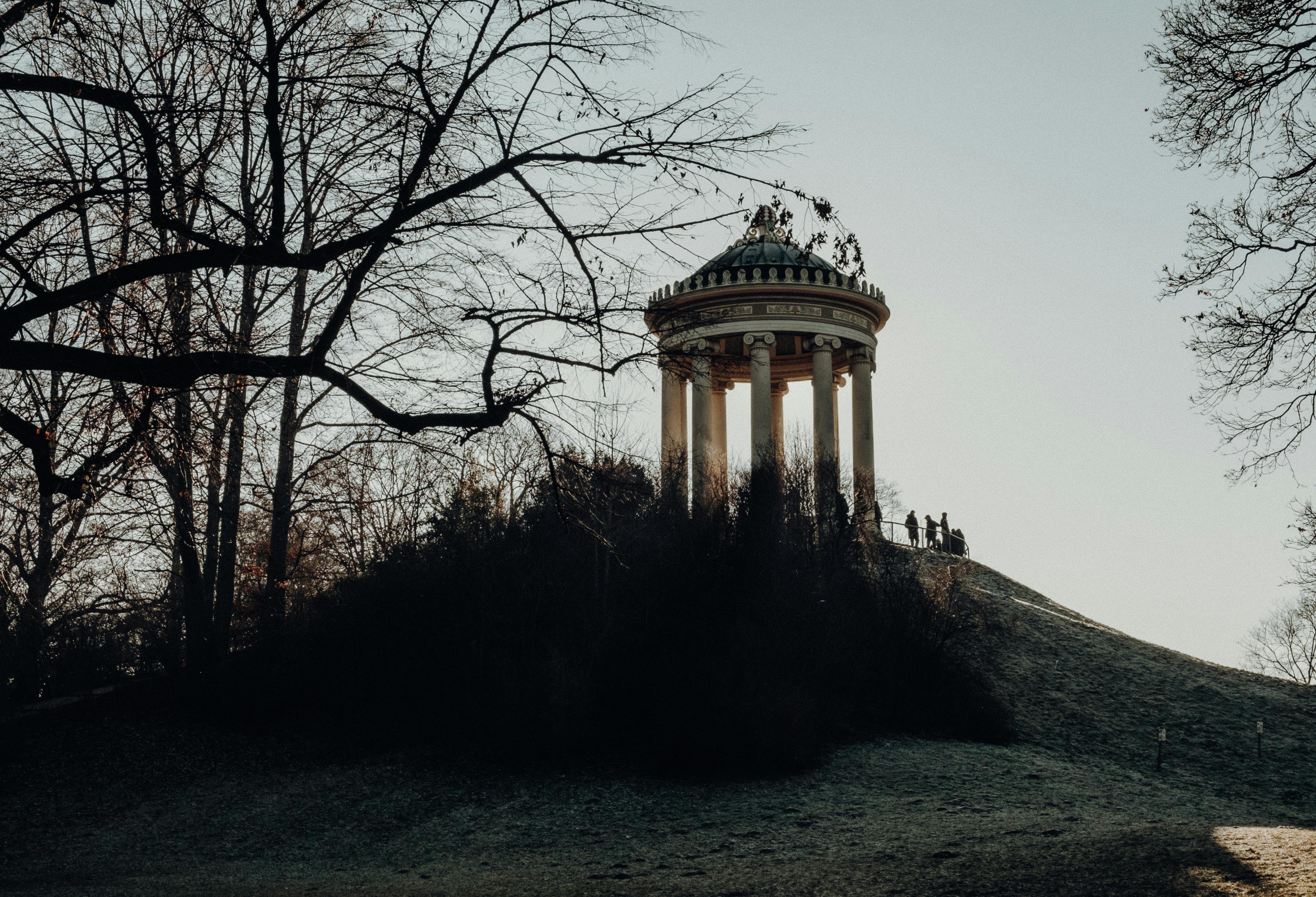 Jardim Inglês de Munique: Natureza, Cultura e a Fascinante Onda do Eisbach - Foto de Michelle Olaya / Pexels
