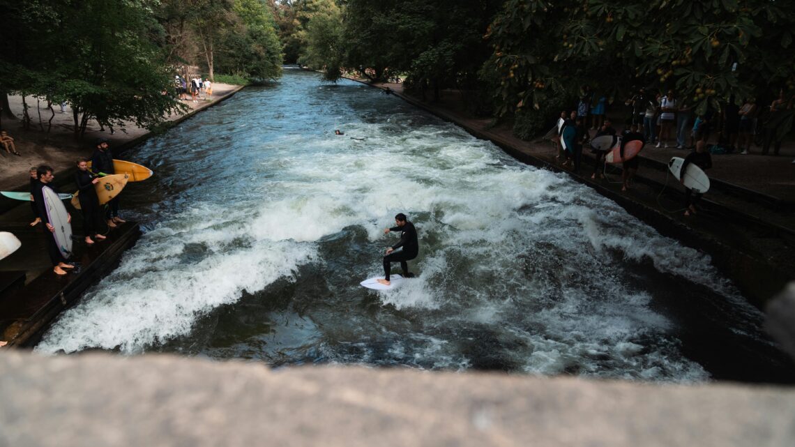 Jardim Inglês de Munique: Natureza, Cultura e a Fascinante Onda do Eisbach - Foto de Bastian Riccardi / Pexels